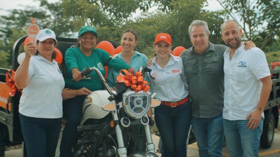 Entrega de motocicleta a través de ‘Reciclave Motocargueros’