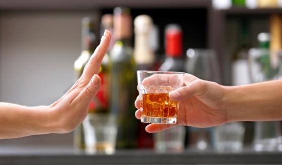 Por el cuidado de la vida y la salud, es importante recomendarle a quienes van a consumir bebidas alcohólicas que sean muy cuidadosos con el lugar de la compra, por eso el coordinador Grisales sugiere que las personas que van a adquirir licor “lo hagan en establecimientos de reconocida reputación y no corran el riesgo de adquirir productos ilícitos o falsificados poniendo en riesgo su vida y su salud”. Le puede interesar: Diez mitos y verdades de los licores que se consumen en Colombia Para verificar la legalidad en los licores importados, es obligatorio que tengan las leyendas “el exceso de alcohol es perjudicial para la salud” y “prohíbase el expendido de bebidas embriagantes a menores de edad”; también debe tener la señalización o estampilla donde se indica que está autorizado para ser comercializado en Antioquia y relaciona qué producto es y su respectiva cantidad, las etiquetas con la información que corresponde al producto, la originalidad de la señalización (estampilla) que garantiza la venta legal de Por el cuidado de la vida y la salud, es importante recomendarle a quienes van a consumir bebidas alcohólicas que sean muy cuidadosos con el lugar de la compra, por eso el coordinador Grisales sugiere que las personas que van a adquirir licor “lo hagan en establecimientos de reconocida reputación y no corran el riesgo de adquirir productos ilícitos o falsificados poniendo en riesgo su vida y su salud”. Le puede interesar: Diez mitos y verdades de los licores que se consumen en Colombia Para verificar la le