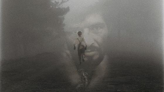A los 12 años por una agresión sexual huye a las calles. A los 12 años por una agresión sexual por parte de un profesor le hizo huir de nuevo y volver a las calles.