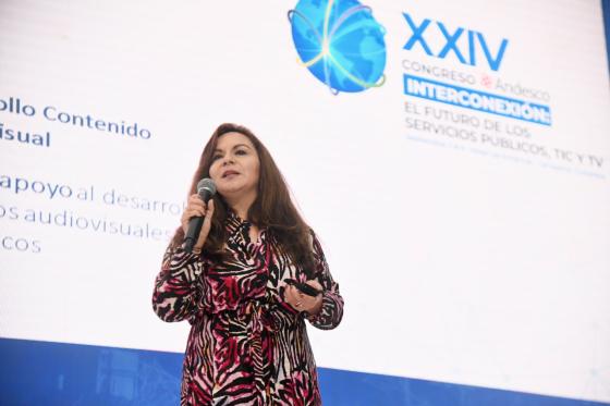 Ministra Sandra Urrutia presentó estrategia para la democratización de las TIC Ministra Sandra Urrutia presentó estrategia para la democratización de las TIC