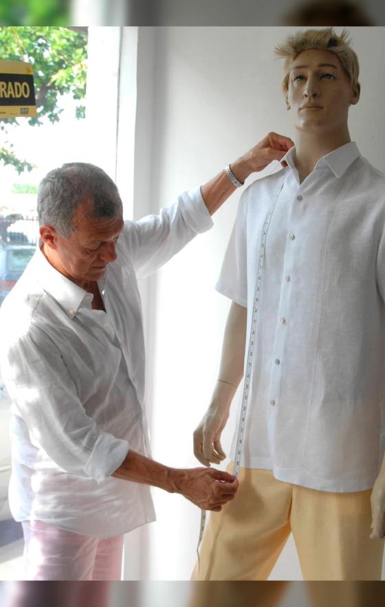 El diseñador colombiano detrás de las guayaberas del Rey Carlos III