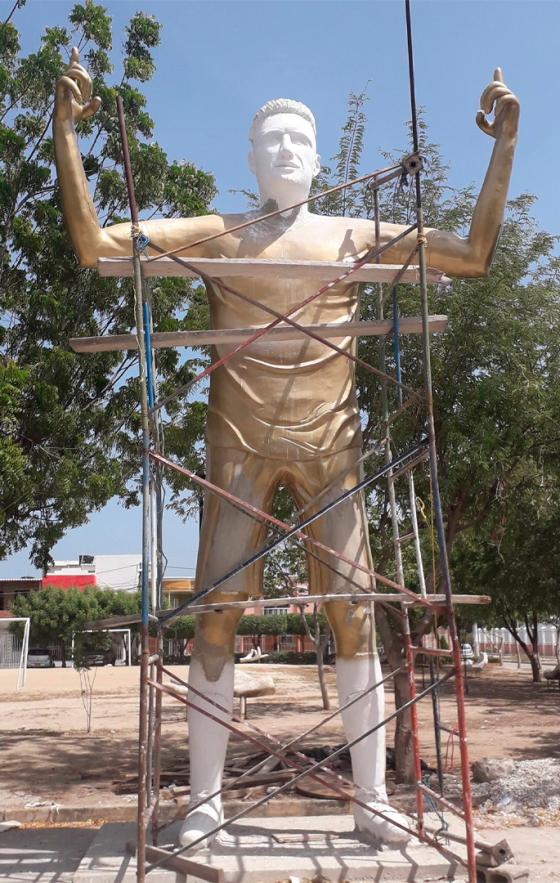 estatuas que no se parecen a sus homenajeados Silvestre Dangond, y otras estatuas que no se parecen a sus homenajeados