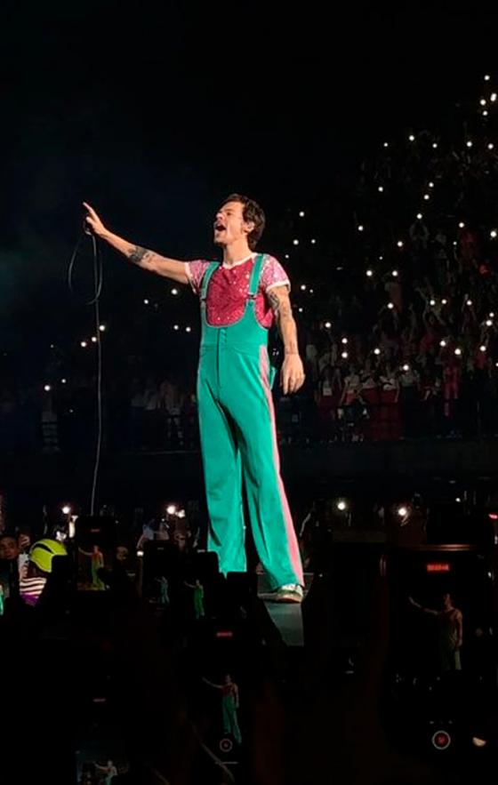Los outfits más icónicos de Harry Styles en sus conciertos