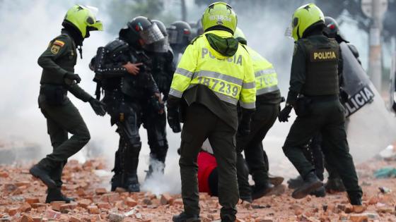 abuso policial video requisa noticias Colombia 