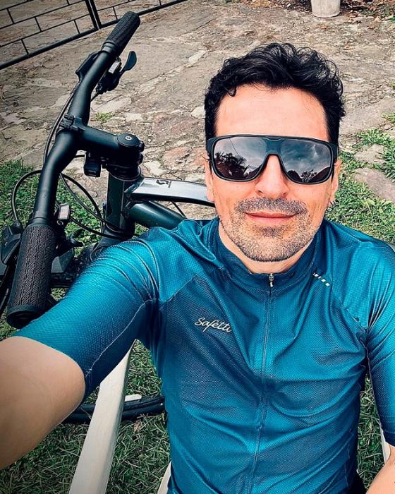 Rafael Zea en bicicleta