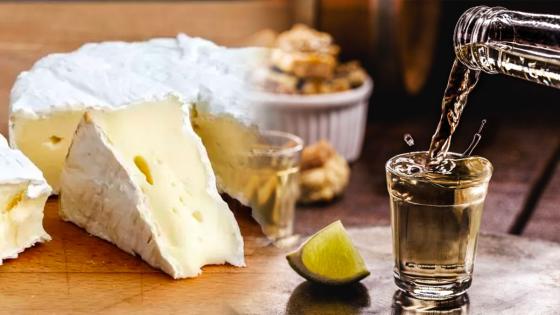 Camembert francés con aguardiente Camembert francés con aguardiente