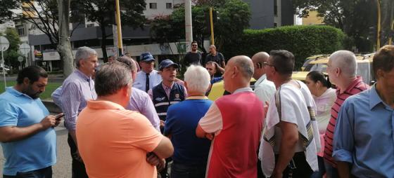 Cali taxis bloquean vias noticias transporte informal plataformas Uber Cali taxis bloquean vias noticias transporte informal plataformas Uber