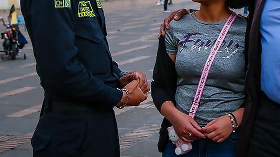 policia esposa abusan joven ecuador