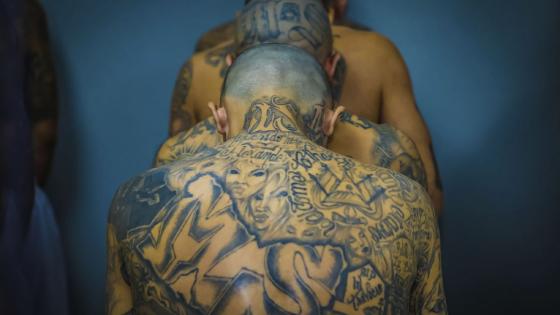 El traslado de 2.000 presos a la nueva cárcel en El Salvador 