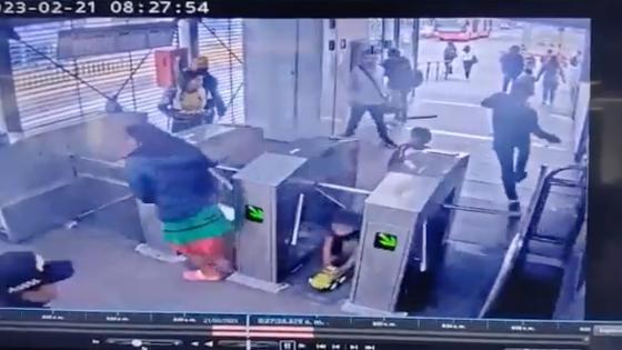 Niño Emberá golpeado por a Policía Niño Emberá golpeado por a Policía