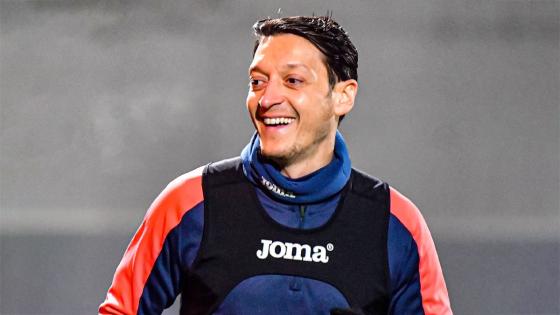 Jugó un total de 17 años en España, Alemania y Turquía, entre otros Mesut Özil se retiró del fútbol profesional