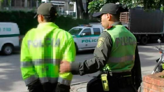 policías