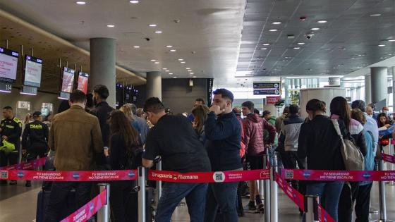 Así viven la crisis los pasajeros de Viva en Bogotá Así viven la crisis los pasajeros de Viva en Bogotá