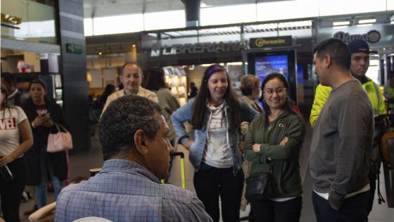 Así viven la crisis los pasajeros de Viva en Bogotá Así viven la crisis los pasajeros de Viva en Bogotá