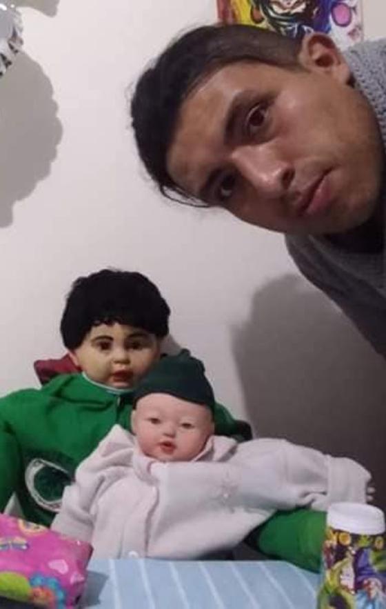 La historia de Cristian Montenegro y su familia de trapo La historia de Cristian Montenegro y su familia de trapo