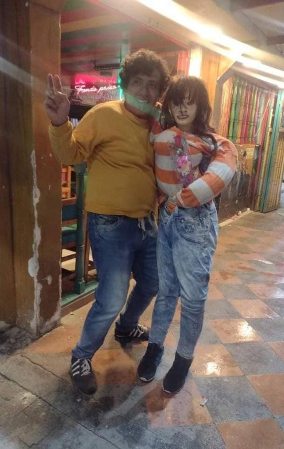 La historia de Cristian Montenegro y su familia de trapo La historia de Cristian Montenegro y su familia de trapo