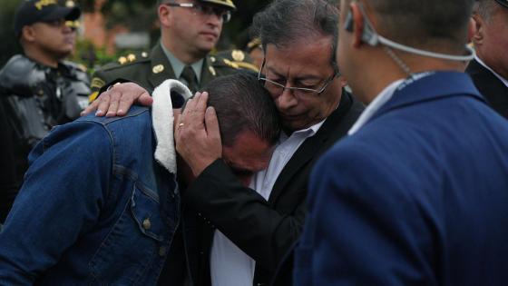 Presiente Gustavo Petro acompañando a familia de policía asesinado. 