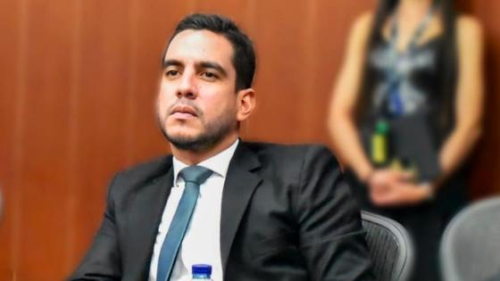 Abogado de Alex Flórez dijo que el senador estaba indignado por masacre