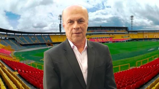 Carlos Antonio Vélez con toda contra la grama de El Campín