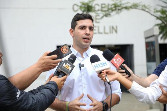 Esteban Restrepo denuncia a concejales de Medellín Esteban Restrepo denuncia a concejales de Medellín