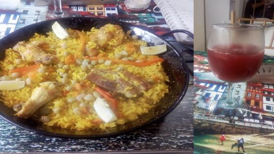 Paella básica preparada con amor y sabor una copa de vino tinto de verano fría, que se sirve en España en verano, pero que me quitó el frío por el equilibrio térmico de las bebidas a la misma temperatura del ambiente. (Fotos del autor)