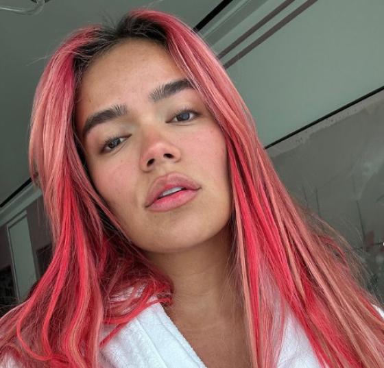 Karol G revela cabello rosado Karol G