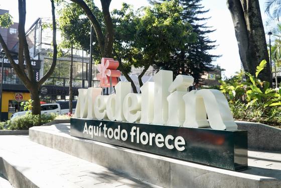 letrero Medellín Parque Lleras noticias El Poblado letrero Medellín Parque Lleras noticias El Poblado