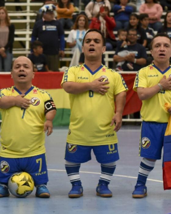 Alexis Calvo: de pandillas, guerra y paz a sabados felices Alexis Calvo: de pandillas, guerra y paz a sabados felices