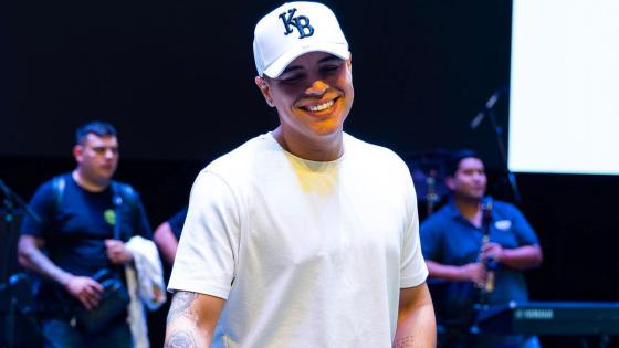 Accidente cantante mexicano se tira al público