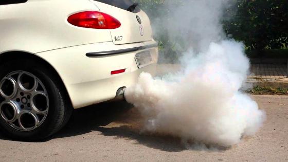 Razones por las qué sale humo blanco y un olor inusual del tubo de escape del carro. Razones por las qué sale humo blanco y un olor inusual del tubo de escape del carro.