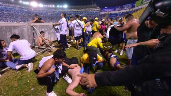 Estampida en el Salvador deja 12 personas heridas y un centenar de heridos Estampida en el Salvador deja 12 personas heridas y un centenar de heridos