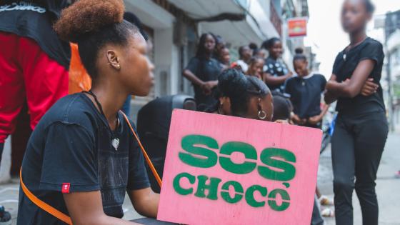 Jóvenes protestando contra la violencia en Quibdó, Chocó 