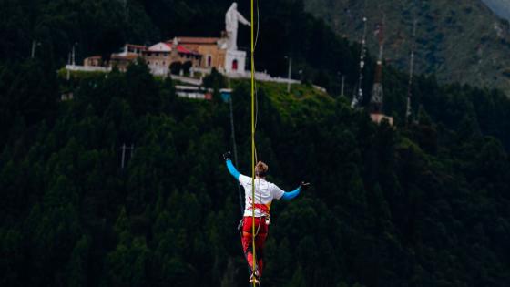 Atleta cruza en cuerda floja Monserrate a Guadalupe Atleta