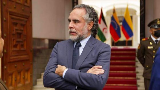 Armando Benedetti explica sus razones para continuar como embajador Armando Benedetti explica sus razones para continuar como embajador