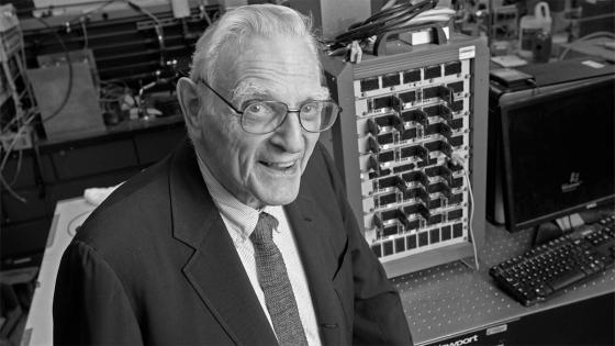 John Goodenough desarrolló las baterías de litio y se galardonó como Nobel de Química en 2019.