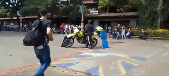 queman moto policía UdeA queman moto policía UdeA