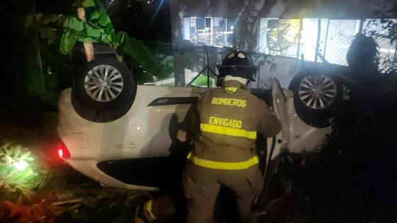 Envigado: vehículo cae desde un parqueadero Envigado: vehículo cae desde un parqueadero