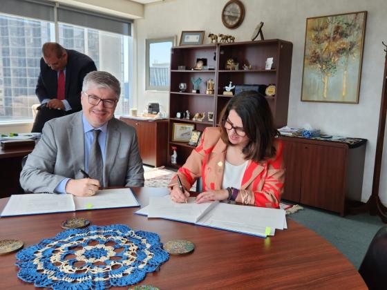 Colombia firma acuerdo para el uso de combustibles de aviación sostenible