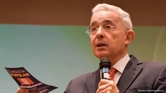 Álvaro Uribe critica a Petro Álvaro Uribe critica a Petro