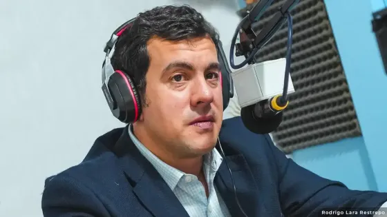 El agarrón de Rodrigo Lara en plena entrevista con Tropicana El agarrón de Rodrigo Lara en plena entrevista con Tropicana