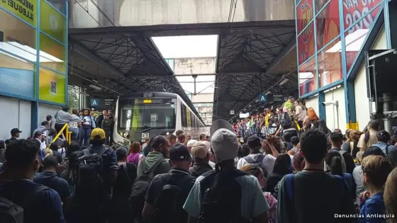 Una nueva falla en el Metro de Medellín generó aglomeraciones y desespero entre los pasajeros esta mañana. Metro de Medellín