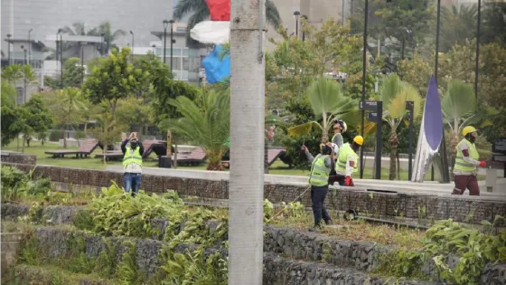 Con uso de helicóptero, EPM inició el montaje de los alumbrados navideños Con uso de helicóptero, EPM inició el montaje de los alumbrados navideños