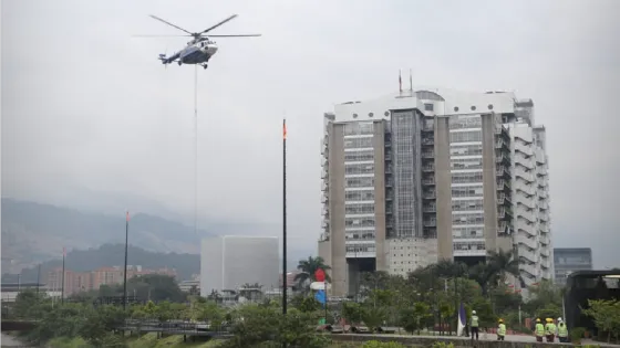 Con uso de helicóptero, EPM inició el montaje de los alumbrados navideño Con uso de helicóptero, EPM inició el montaje de los alumbrados navideño