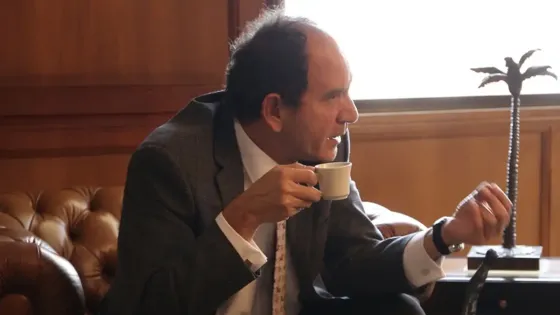 Henao en Rectoría. Tomada por Nicolás Otero Álvarez (2016) Henao en Rectoría. Tomada por Nicolás Otero Álvarez (2016)