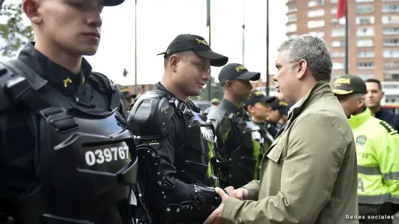 La vez que Iván Duque se vistió de Esmad y combatió a 'manifestantes' La vez que Iván Duque se vistió de Esmad y combatió a 'manifestantes'