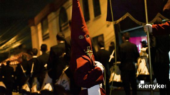 En el mundo son conocidos como capuchones, papones, penitentes, capuchinos, mozorros, carrapuchetas y  cofrades.