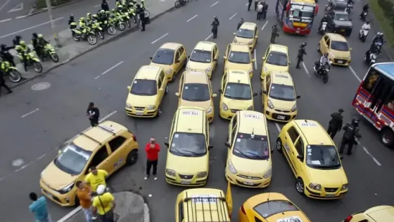 Taxista atropella a dos policías Taxista atropella a dos policías