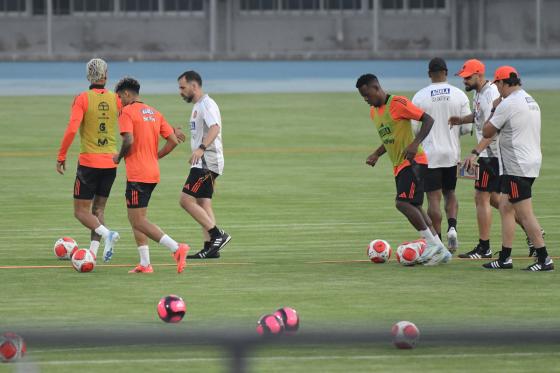 Colombia cumplió su primer entrenamiento con todo su equipo antes de subir a El Alto Colombia cumplió su primer entrenamiento con todo su equipo antes de subir a El Alto