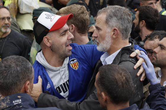 Insultan y lanzan barro a la comitiva de los reyes de España en el epicentro del temporal Insultan y lanzan barro a la comitiva de los reyes de España en el epicentro del temporal
