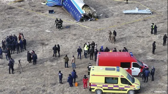 En video quedó registrado el momento en que cayó avión en Kazajistán En video quedó registrado el momento en que cayó avión en Kazajistán
